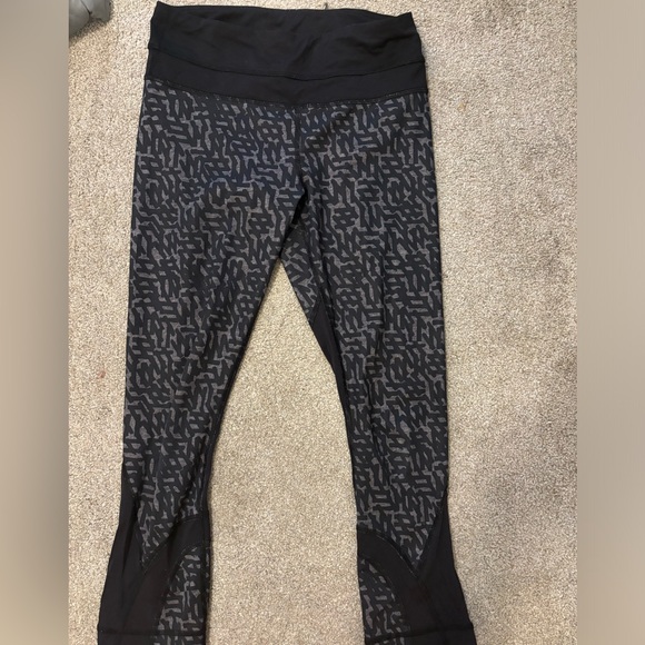 lululemon athletica Pants - Lululemon cropped leggings - tag fell off so not sure of size but fit like a 4